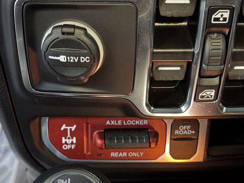 Used 2024 Jeep Wrangler Unlimited image 31