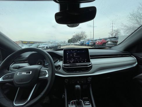 Used 2025 Jeep Compass Limited image 34