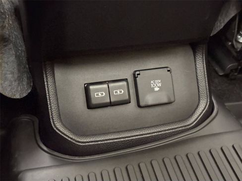 Used 2024 Toyota Highlander Platinum FWD image 39