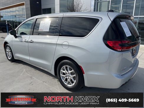Used 2024 Chrysler Pacifica Touring-L image 17