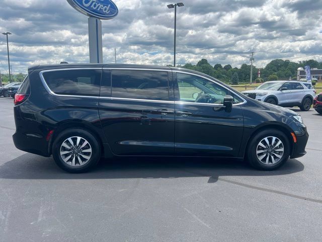 Used 2022 Chrysler Pacifica Touring-L w/ Uconnect Theater Family Group FWD image 8