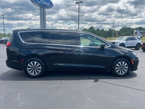 Used 2022 Chrysler Pacifica Touring-L w/ Uconnect Theater Family Group FWD image 8