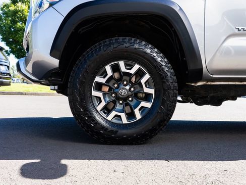 Used 2021 Toyota Tacoma TRD Off-Road w/ Technology Package AWD/4WD image 7