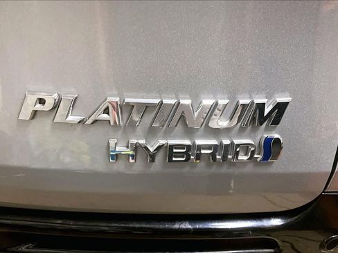 Used 2024 Toyota Sienna Platinum image 9