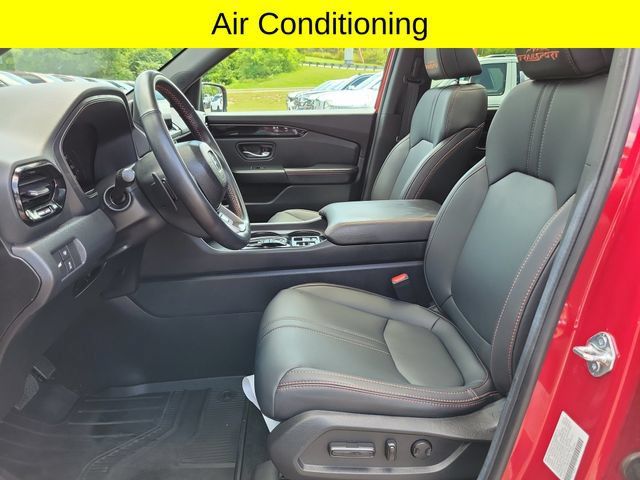 Used 2025 Honda Pilot TrailSport image 15