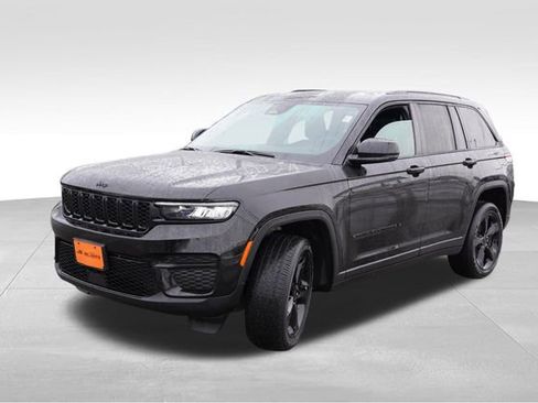 Certified 2023 Jeep Grand Cherokee Altitude image 11