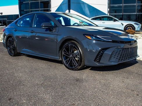 Used 2025 Toyota Camry XSE FWD image 3