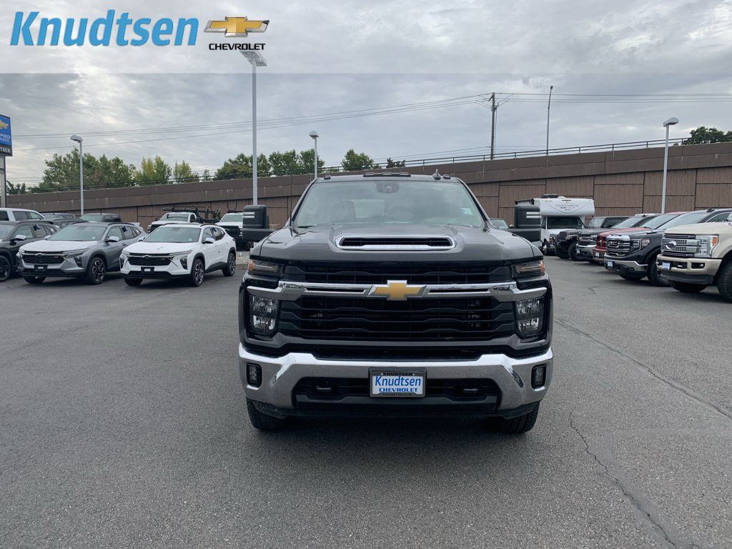 Used 2024 Chevrolet Silverado 3500 LT w/ Convenience Package AWD/4WD image 2