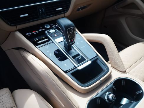 Used 2022 Porsche Cayenne AWD/4WD image 25