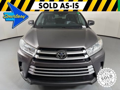 Used 2019 Toyota Highlander XLE FWD image 3