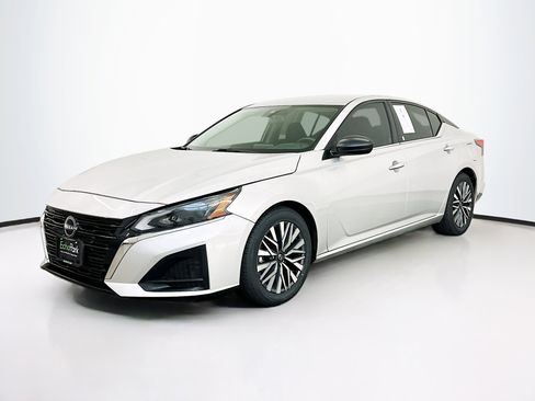 Used 2024 Nissan Altima 2.5 SV FWD image 3