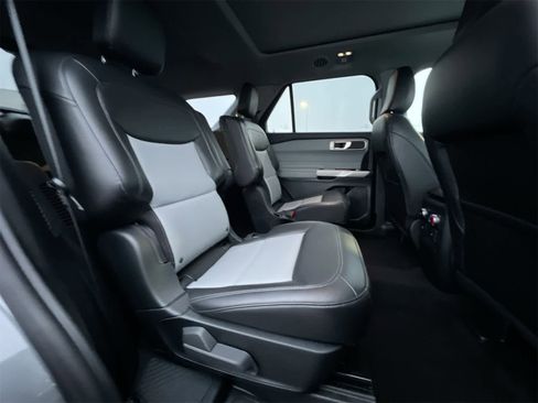 Used 2023 Ford Explorer XLT w/ Equipment Group 202A image 21