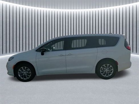 New 2026 Chrysler Pacifica Limited w/ Uconnect Theater Family Group image 14