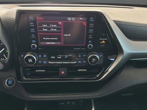 Used 2021 Toyota Highlander XLE AWD/4WD image 12