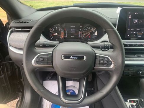 Used 2025 Jeep Compass Sport image 15