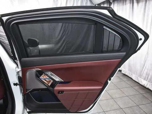 Used 2023 BMW 760i xDrive AWD/4WD image 19