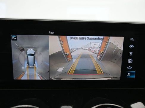 Used 2021 Mercedes-Benz GLB 250 4MATIC w/ Premium Package image 21