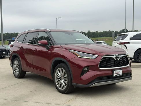 Used 2023 Toyota Highlander Platinum FWD image 2