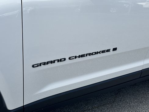 Used 2023 Jeep Grand Cherokee Limited w/ Luxury Tech Group II RWD image 14