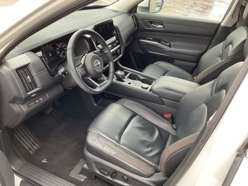 Used 2024 Nissan Pathfinder SL w/ Black Appearance Package AWD/4WD image 10