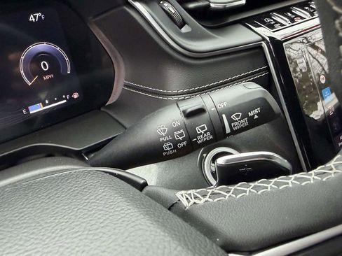 Used 2023 Jeep Grand Cherokee Laredo w/ Luxury Tech Group I AWD/4WD image 32