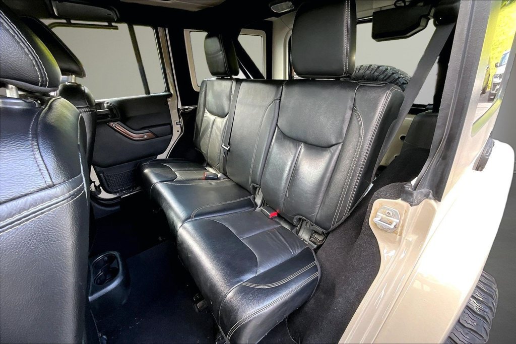 Used 2018 Jeep Wrangler Unlimited Sahara w/ Connectivity Group AWD/4WD image 23