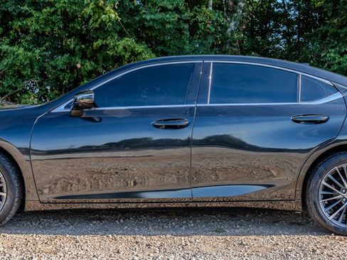 Used 2024 Lexus ES 300h w/ Premium Package FWD image 2