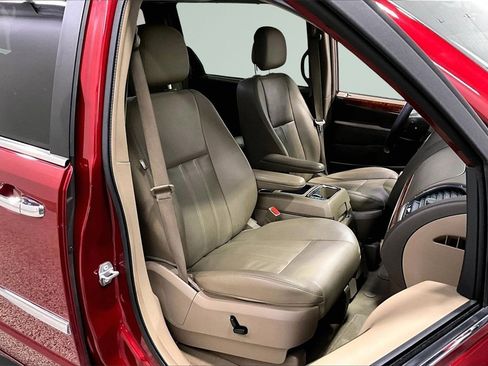 Used 2016 Chrysler Town & Country Touring-L image 30