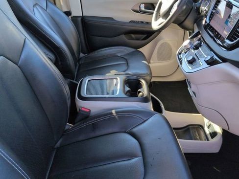 Used 2023 Chrysler Pacifica Touring-L FWD image 30