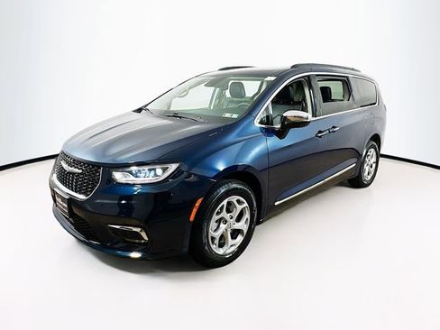 Used 2023 Chrysler Pacifica Limited AWD/4WD image 3