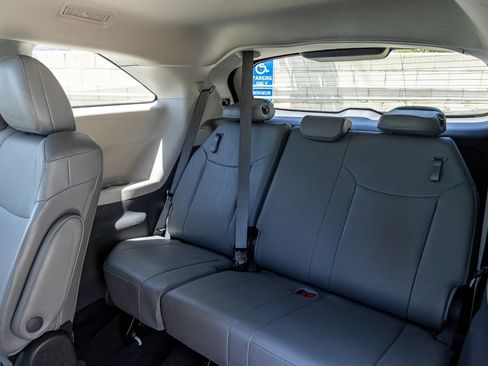 Used 2023 Toyota Sienna XLE FWD image 24