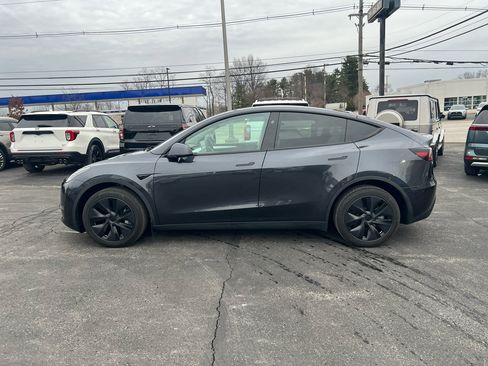 Used 2024 Tesla Model Y Long Range image 8