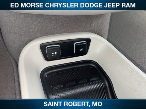 Used 2017 Chrysler Pacifica Touring-L FWD image 17