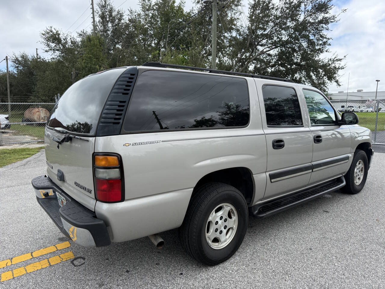 Used 2004 Chevrolet Suburban LS w/ Preferred Equipment Group RWD image 10