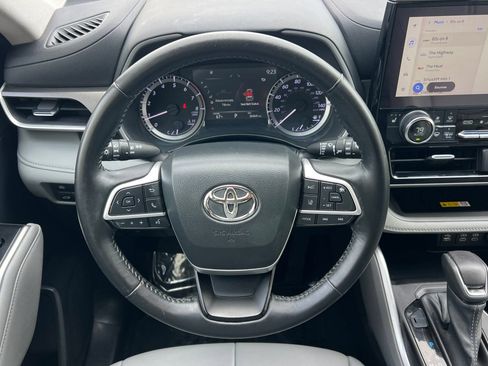 Used 2023 Toyota Highlander XLE AWD/4WD image 14