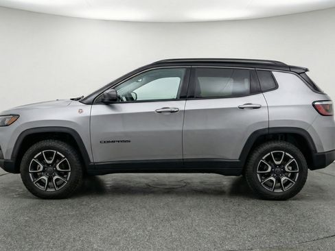Used 2025 Jeep Compass Trailhawk image 5