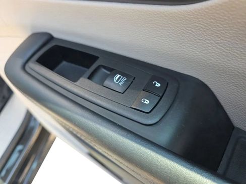 Used 2023 Chrysler Pacifica Touring-L FWD image 23