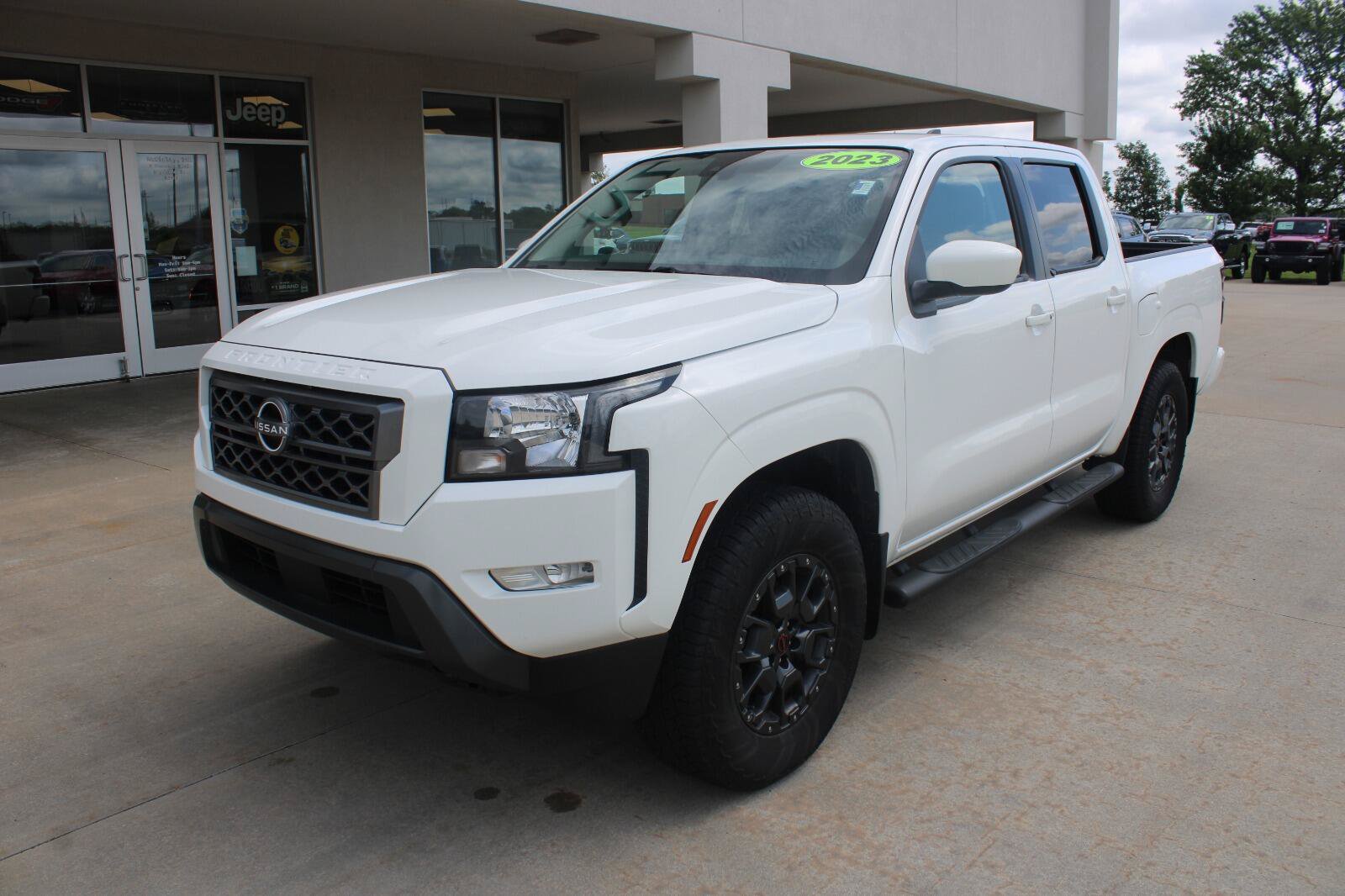 Used 2023 Nissan Frontier SV w/ SV Convenience Package AWD/4WD image 2
