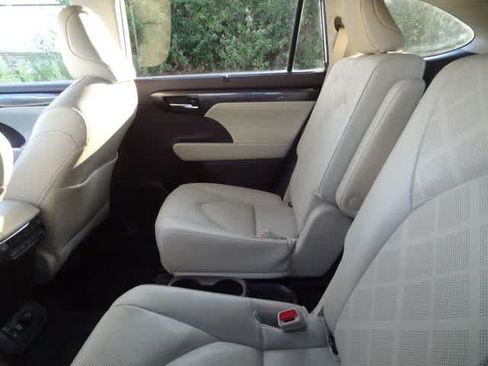 Used 2022 Toyota Highlander Platinum AWD/4WD image 10