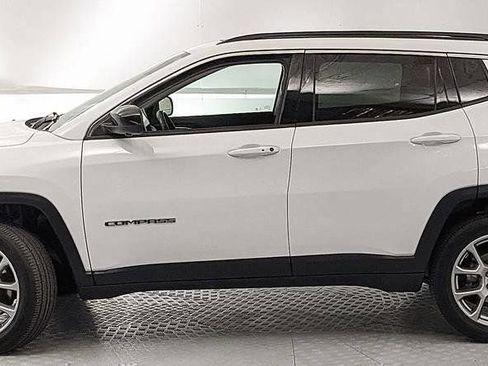 Used 2022 Jeep Compass Latitude w/ Sun and Sound Group AWD/4WD image 5