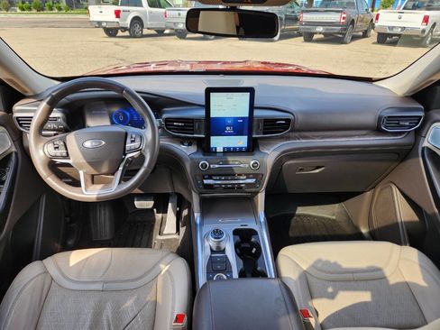 Used 2020 Ford Explorer Platinum w/ Premium Technology Package AWD/4WD image 3