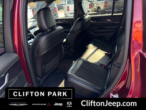 Used 2023 Jeep Grand Cherokee Altitude AWD/4WD image 13