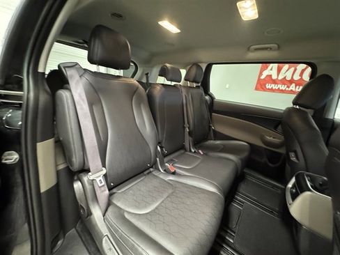 Used 2025 Kia Carnival image 15