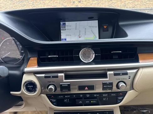 Used 2014 Lexus ES 300h w/ Luxury Package w/Bamboo Trim FWD image 24