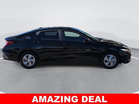 Used 2025 Hyundai Elantra SE image 2