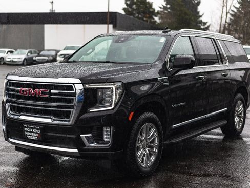 Used 2023 GMC Yukon XL SLT image 2