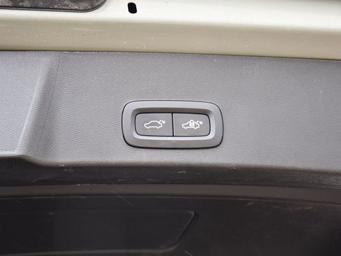 Used 2024 Volvo XC40 B5 Core image 19