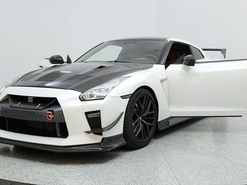 Used 2017 Nissan GT-R Premium w/ Premium Interior Package image 9