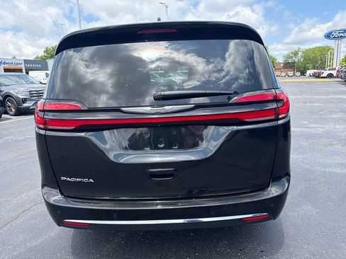 Used 2023 Chrysler Pacifica Touring-L FWD image 8