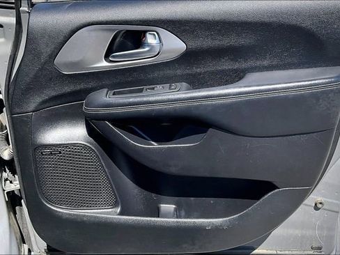 Used 2021 Chrysler Pacifica Limited w/ Uconnect Theater Family Group image 26